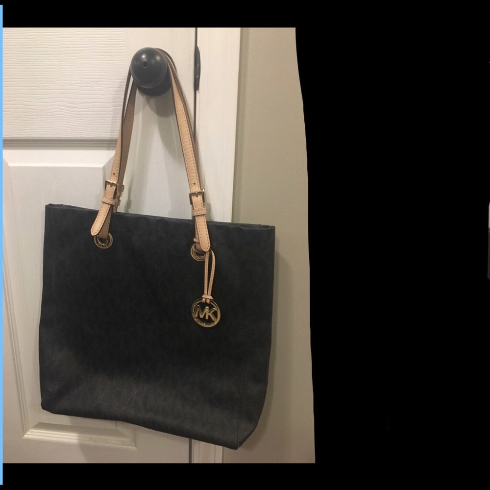 Micheal Kors large Tote in good used condition.